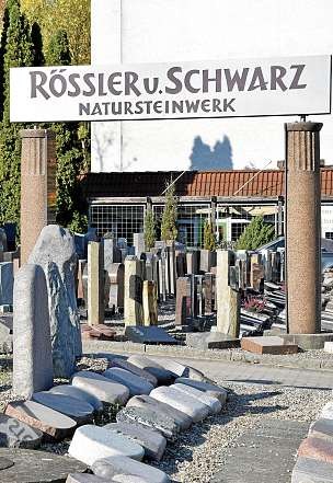 Bei Rössler und Schwarz gibt es Grabsteine in verschiedenen Größen und Formen. FOTO: MARIE-KRISTIN KIELHORN Bei Rössler und Schwarz gibt es Grabsteine in verschiedenen Größen und Formen. FOTO: MARIE-KRISTIN KIELHORN