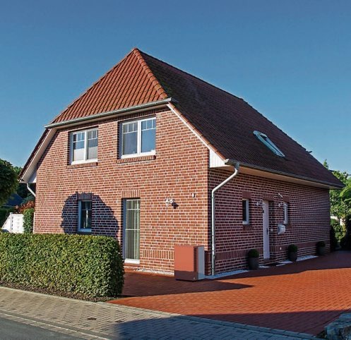 Luft-Wärmepumpen benötigen lediglich eine kleine Außeneinheit, die sich unauffällig in die Hausarchitektur integriert. Bild: djd/Bundesverband Wärmepumpe/Glen Dimplex Thermal Solutions Luft-Wärmepumpen benötigen lediglich eine kleine Außeneinheit, die sich unauffällig in die Hausarchitektur integriert. Bild: djd/Bundesverband Wärmepumpe/Glen Dimplex Thermal Solutions