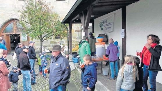 Zu den Rennern gehört ganz frisch gepresster Apfelsaft. Zu den Rennern gehört ganz frisch gepresster Apfelsaft.