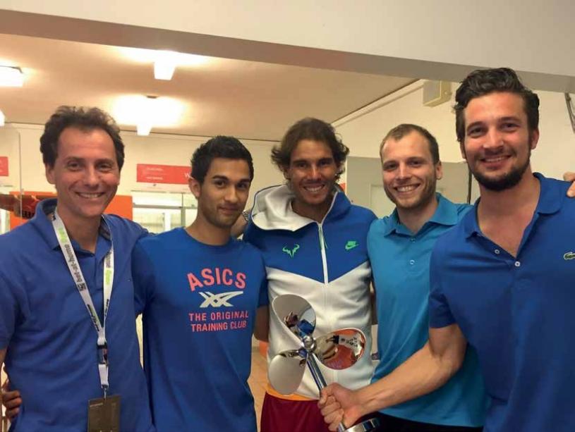 Das Team von Dr. Carrero, als sie zusammen Rafael Nadal zum Hamburger Sieg begleitet haben: (v.l.) Dr. Volker Carrero, Lysander Spellissy, Rafael Nadal, Niklas Hennecke, Yannick Lambrecht.