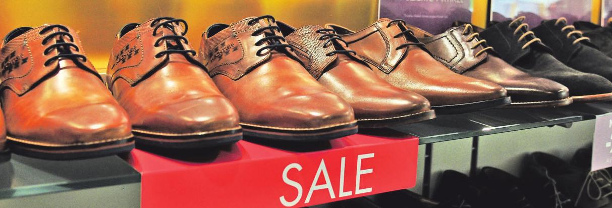 In den Schuhgeschäften gibt es eine große Auswahl an Schuhen zum Schnäppchenpreis In den Schuhgeschäften gibt es eine große Auswahl an Schuhen zum Schnäppchenpreis