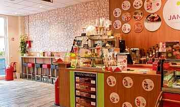 Die leckeren Eisspezialitäten in Janny’s Eiscafé erfreuen sich großer Beliebtheit bei Jung und Alt. FOTOS: CHRISTINE LAUFER Die leckeren Eisspezialitäten in Janny’s Eiscafé erfreuen sich großer Beliebtheit bei Jung und Alt. FOTOS: CHRISTINE LAUFER