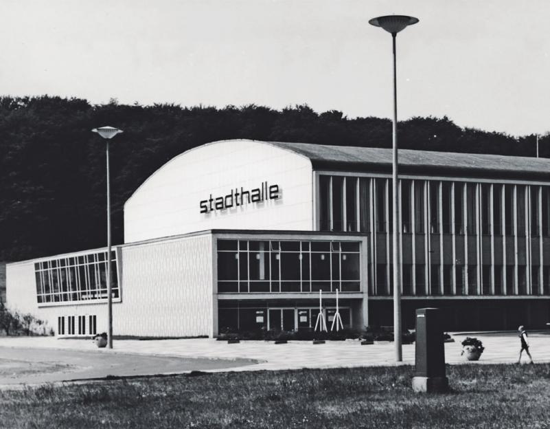 Im Mai 1958 war sie fertig – Wolfsburgs Stadthalle wurde feierlich am Fuße des Klieversbergs eröffnet. Foto: Archiv Im Mai 1958 war sie fertig – Wolfsburgs Stadthalle wurde feierlich am Fuße des Klieversbergs eröffnet. Foto: Archiv