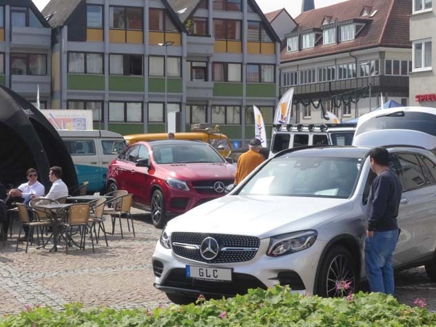 Einkaufsspaß und „Faszination Auto“ lassen sich am kommenden Wochenende ideal verbinden. Zu sehen gibt es überall etwas. Fotos: b+e medien