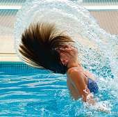 Im Erlebnisbad der Holstentherme wird geschwommen und geplanscht Foto: pixabay
