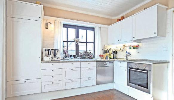 Nach der Portas-Küchenmodernisierung erscheint die ausgediente Holzküche als elegante Küchenzeile. Nach der Portas-Küchenmodernisierung erscheint die ausgediente Holzküche als elegante Küchenzeile.
