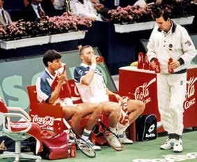 1995 schlugen Becker und Stich (li.) im Davis Cup-Doppel Kroatien in Karlsruhe. Kapitän Niki Pilic reicht Getränke.