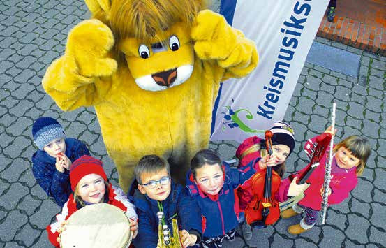 Mit ihrem Maskottchen Cellino feiert die Kreismusikschule 2018 Jubiläum. Foto: Landkreis Celle Mit ihrem Maskottchen Cellino feiert die Kreismusikschule 2018 Jubiläum. Foto: Landkreis Celle