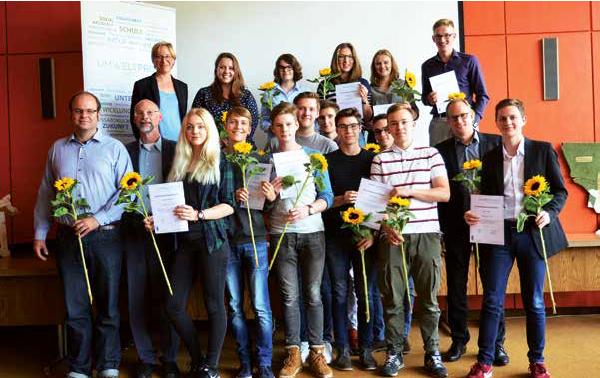 Die ausgezeichneten Schüler der Sachsenwaldschulhule Gymnasium Reinbek, die als „Umweltprofis“ mitgemacht haben, mit ihren Unterstützern Foto: Udo Brandhorst