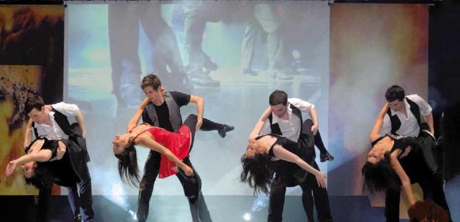 Zwölf der weltweit besten Irish-Stepdancers wirbeln und „clicken“ am 25. Februar in atemberaubendem Tempo über die Bühne im Rust-Saal in Ahrensburg Foto: Reset Production