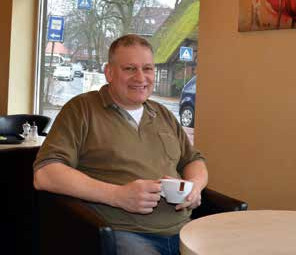 Trinkt gern einen kleinen Schwarzen in seinem Café Axel’s: Inhaber Axel Poduschnick