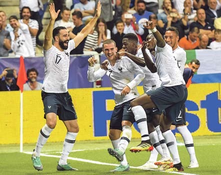 WM-Laune: Die Franzosen um Antoine Griezmann (2. v. l.) feiern einen Treffer im Test gegen Italien