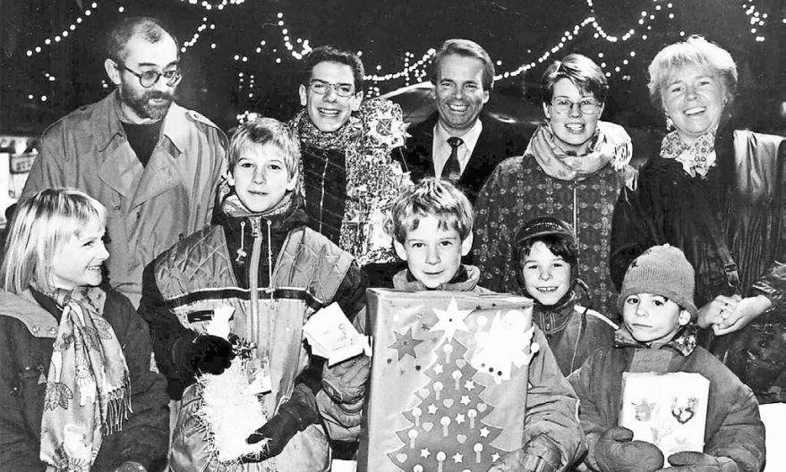 Bei den Weihnachts aktionen des Werberings gab es immer einen Grund zur Freude – auch bei Reinhard Stein (hinten l.) und Herbert Krahn (hinten, 3. v. l.). Bei den Weihnachts aktionen des Werberings gab es immer einen Grund zur Freude – auch bei Reinhard Stein (hinten l.) und Herbert Krahn (hinten, 3. v. l.).