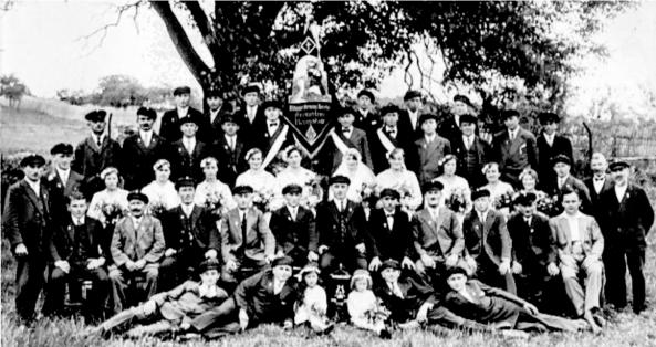 Ein wichtiger Tag in der damals noch jungen Geschichte des Vereins war die Fahnenweihe im Jahr 1932. FOTO MGV FROHSINN