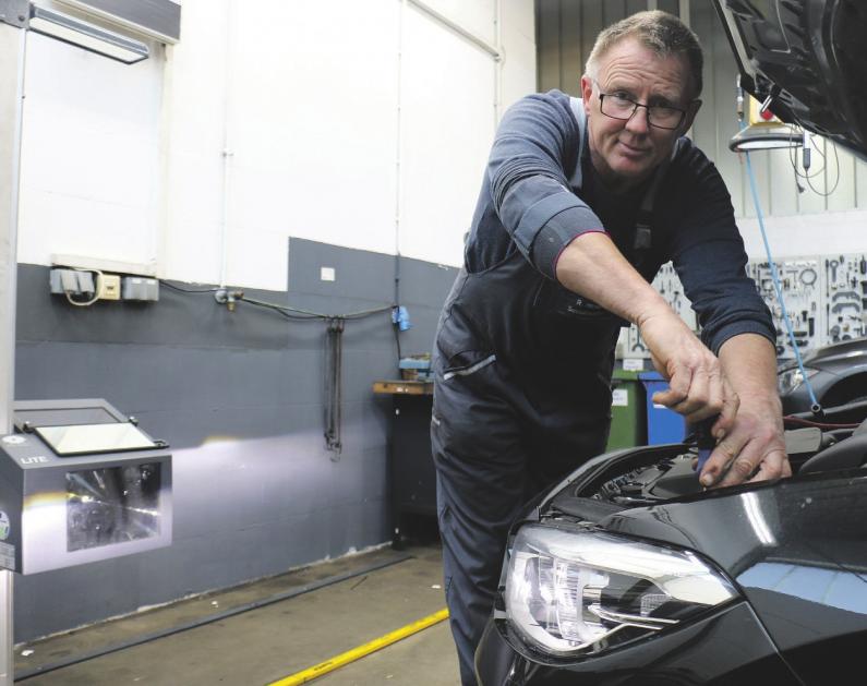 Kfz-Servicetechniker Reiner Hansen stellt hier am Lichttest-Stand die Scheinwerfer optimal ein. Hansen arbeitet seit zehn Jahren für den Automobilservice Grotewohlt in Norderstedt Foto: Rahn