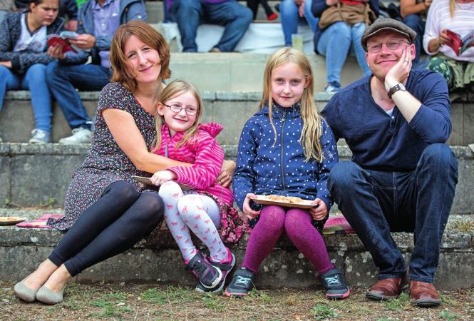 Familie Richardt mit ihren Töchtern Ida (6 Jahre) und Lilli (9 Jahre) Familie Richardt mit ihren Töchtern Ida (6 Jahre) und Lilli (9 Jahre)