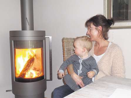 Flackerndes Kaminfeuer sorgt für eine besondere Wohlfühl-Atmoshäre in einer Wohnung Foto: Skibbe