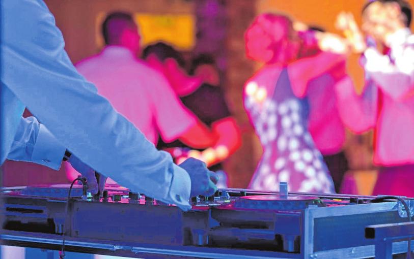. . . andere sind überzeugt, dass nur ein DJ richtige Party-Stimmung aufkommen lassen kann. BILD: WIDEONET/STOCK.ADOBE.COM . . . andere sind überzeugt, dass nur ein DJ richtige Party-Stimmung aufkommen lassen kann. BILD: WIDEONET/STOCK.ADOBE.COM