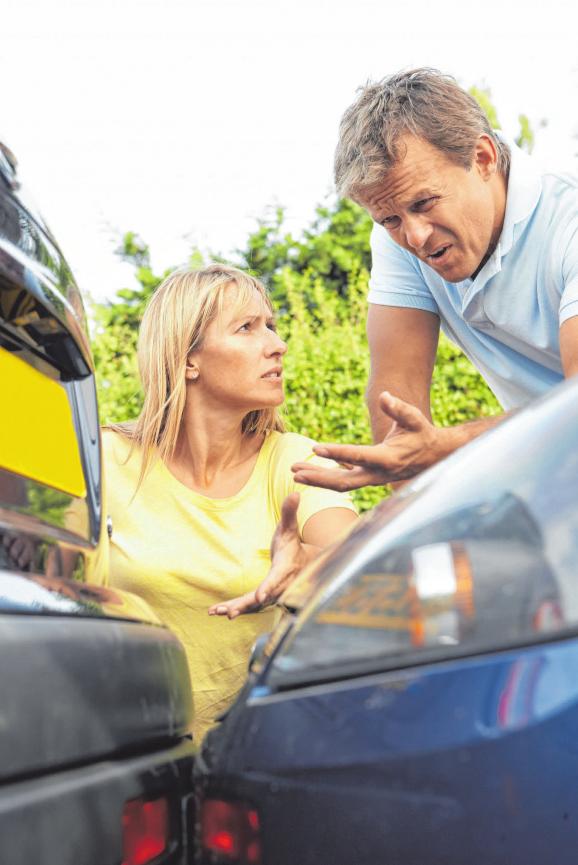 Eine Frau und ein Mann streiten sich nach einem Verkehrsunfall. FOTO: COLOURBIX Eine Frau und ein Mann streiten sich nach einem Verkehrsunfall. FOTO: COLOURBIX