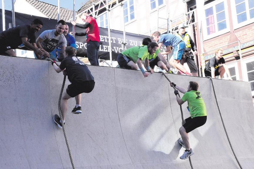 Gemeinsam stark: Beim Erklimmen der „Quarterpipe“ waren helfende Hände oftmals zwingend notwendig. Gemeinsam stark: Beim Erklimmen der „Quarterpipe“ waren helfende Hände oftmals zwingend notwendig.