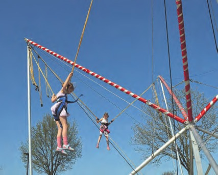 Beim ersten Barsbütteler Stadtfest dürfen sich die Besucher auch beim Bungee-Jumping vergnügen. Foto: hof