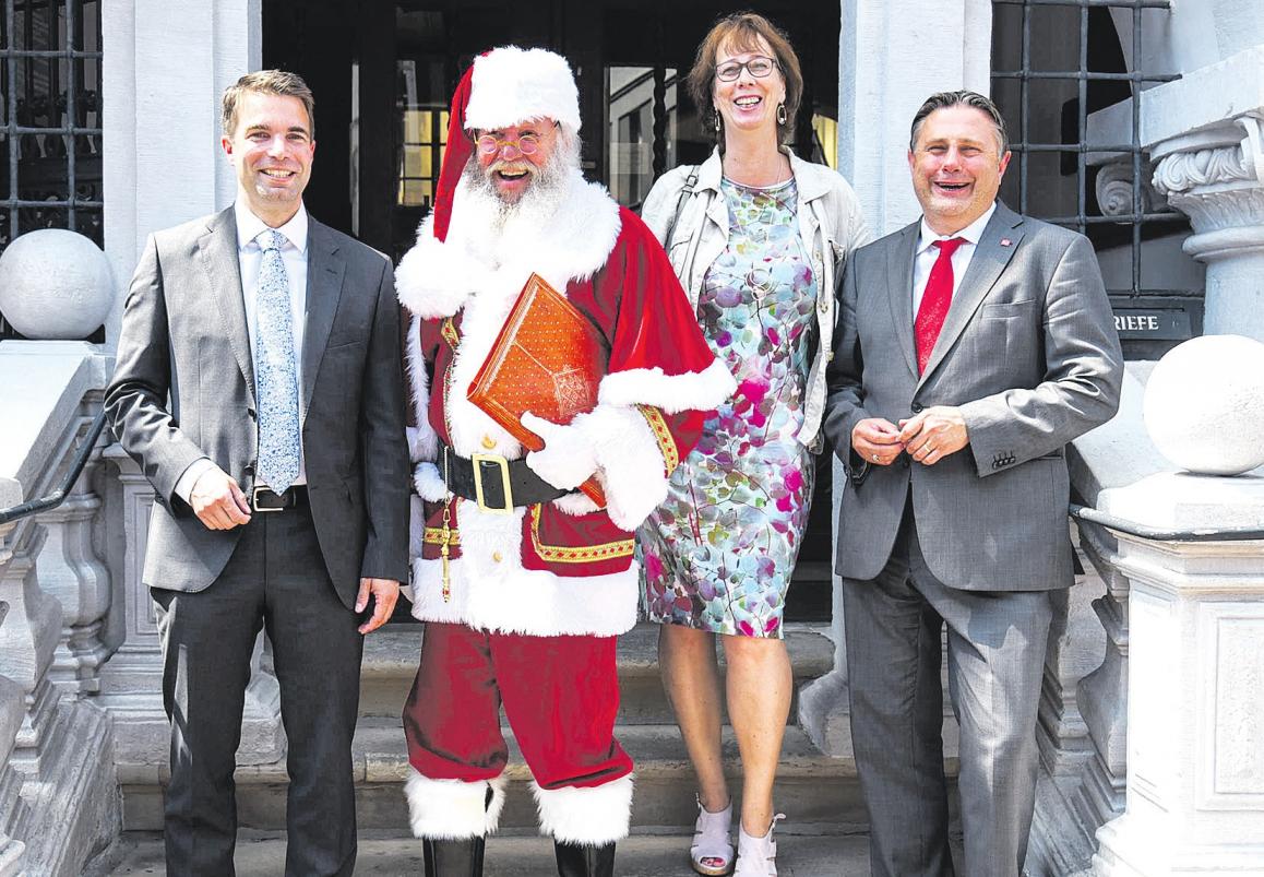 Oberbürgermeister Dr. Jörg Nigge (von links), der bekannte Celler Weihnachtsmann, Alice Baker von der Rut Wiess GmbH und Geschäftsführer der CTM, Klaus Lohmann. Foto: Lisa Müller