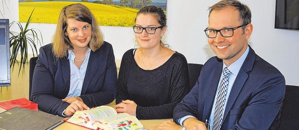 Suchen die Steuerfachleute von morgen: Annika Hanschmann, Frauke Loßner und Dr. Henning Tometten. FOTO: HFR Suchen die Steuerfachleute von morgen: Annika Hanschmann, Frauke Loßner und Dr. Henning Tometten. FOTO: HFR