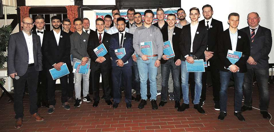 Sie wurden am 2. Februar 2018 als Anlagenmechaniker für Sanitär-, Heizung und Klimatechnik freigesprochen: Saman Al Hwaiz, Marco Freier, Thorben Hjordthuus, Mats Hüttmann, Jannes Kurek-Kurka, Mavin Lange, Jörg Marquardt, Haydar Mohammad Amin, Leroy Lamar Müller, René Puls, Malte Rath, Thilo Rathje, Tobias Reinke, Thorge Schlotfeldt, Umut Seker, Adrian Stenner, Alexander Zigann Bereits im Sommer 2017 hatten Felix Jansch und Thorben Richter ihre Gesellenprüfung erfolgreich abgelegt. Sie wurden am 2. Februar 2018 als Anlagenmechaniker für Sanitär-, Heizung und Klimatechnik freigesprochen: Saman Al Hwaiz, Marco Freier, Thorben Hjordthuus, Mats Hüttmann, Jannes Kurek-Kurka, Mavin Lange, Jörg Marquardt, Haydar Mohammad Amin, Leroy Lamar Müller, René Puls, Malte Rath, Thilo Rathje, Tobias Reinke, Thorge Schlotfeldt, Umut Seker, Adrian Stenner, Alexander Zigann Bereits im Sommer 2017 hatten Felix Jansch und Thorben Richter ihre Gesellenprüfung erfolgreich abgelegt.