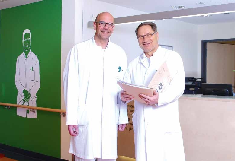 Ein künstliches Kniegelenk ist nicht die einzige Option nach einem Sportunfall: Chefarzt Matthias Seack und Oberarzt Dr. Udo Brehsan behandeln Patienten mit der innovativen Knorpeltransplantation