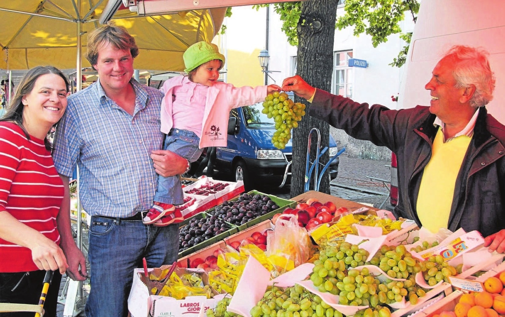 Weintrauben, Pfirsiche, Pflaumen oder Himbeeren – die Auswahl ist groß beim Veitsmarkt am Sonntag in Aichach. Von 10 bis 18 Uhr haben die Händler ihre Stände aufgebaut. Die Geschäfte in der Innenstadt und im Gewerbegebiet in Ecknach öffnen von 12.30 bis 17.30 Uhr. Foto: Erich Hoffmann Weintrauben, Pfirsiche, Pflaumen oder Himbeeren – die Auswahl ist groß beim Veitsmarkt am Sonntag in Aichach. Von 10 bis 18 Uhr haben die Händler ihre Stände aufgebaut. Die Geschäfte in der Innenstadt und im Gewerbegebiet in Ecknach öffnen von 12.30 bis 17.30 Uhr. Foto: Erich Hoffmann