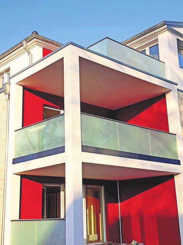 Balkongeländer mit und aus Glas erfreuen sich einer immer größeren Beliebtheit bei Immobilienbesitzern und Häuslebauern. Dieser sogenannte Nurglas-Bereich gehört ebenfalls zu den Spezialgebieten von Jens Leonhard, der zusammen mit seinen Mitarbeitern bereits zahlreichen Kunden zu dieser modernen Balkon-Art verholfen hat. Fotos: pr. Balkongeländer mit und aus Glas erfreuen sich einer immer größeren Beliebtheit bei Immobilienbesitzern und Häuslebauern. Dieser sogenannte Nurglas-Bereich gehört ebenfalls zu den Spezialgebieten von Jens Leonhard, der zusammen mit seinen Mitarbeitern bereits zahlreichen Kunden zu dieser modernen Balkon-Art verholfen hat. Fotos: pr.