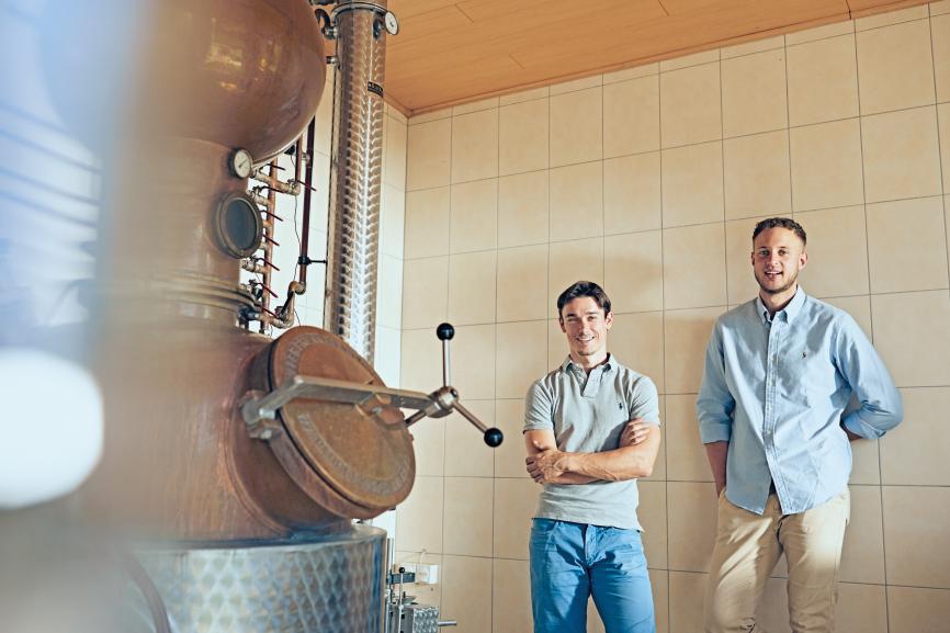 Gesucht und gefunden: Winzer Andreas Bauer (links) destilliert den Gin, den der Koch und Hotelbetriebswirt Christopher Wloka zunächst als Projektarbeit entwickelt hat.