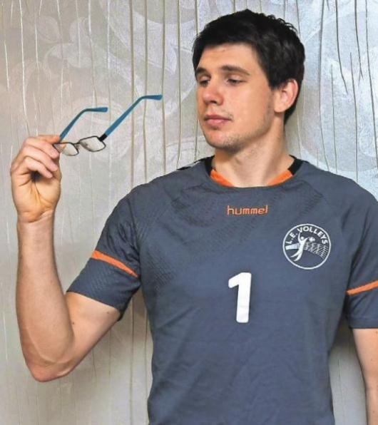 Nach der Behandlung braucht Volleyballer Jerome Ptock seine Brille nicht mehr. Nach der Behandlung braucht Volleyballer Jerome Ptock seine Brille nicht mehr.