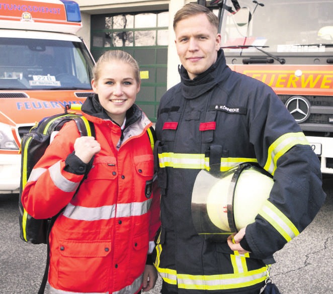 Notfallsanitäterin und jetzt auch Werkfeuerwehrmann – dazu können sich junge Menschen direkt nach der Schule bei der Hamburger Berufsfeuerwehr ausbilden lassen. Foto: Feuerwehr HH