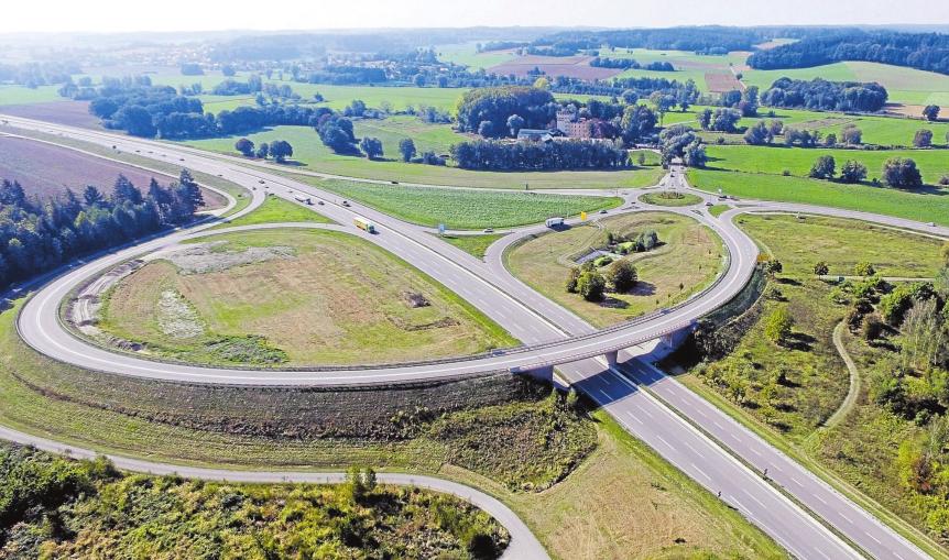 Die Anschlussstelle Aichach West gilt nicht nur als geografischer Startpunkt der Ausbaustrecke. Tatsächlich kann man die Geschichte der vierspurigen B 300 genau hier beginnen lassen. Nachdem das Bauwerk freigegeben war, folgte der Aus- bau des weiteren Streckenverlaufs auf dem Fuß. Drei Jahre lagen zwischen der Eröffnung der Anschlussstelle – aufgrund ihrer Form „Seestern“ genannt – und dem symbolischen Spatenstich zum Komplettausbau am Gallenbacher Berg. Der Umbau eines der unfallträchtigsten Punkte im Aichacher Stadtgebiet kostete 4,5 Millionen Euro. Die Anschlussstelle Aichach West gilt nicht nur als geografischer Startpunkt der Ausbaustrecke. Tatsächlich kann man die Geschichte der vierspurigen B 300 genau hier beginnen lassen. Nachdem das Bauwerk freigegeben war, folgte der Aus- bau des weiteren Streckenverlaufs auf dem Fuß. Drei Jahre lagen zwischen der Eröffnung der Anschlussstelle – aufgrund ihrer Form „Seestern“ genannt – und dem symbolischen Spatenstich zum Komplettausbau am Gallenbacher Berg. Der Umbau eines der unfallträchtigsten Punkte im Aichacher Stadtgebiet kostete 4,5 Millionen Euro.