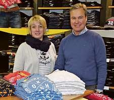 Tatjana Stefanides und Inhaber Oliver Wamberski zeigen aktuelle Tom Tailor- Sweatshirts