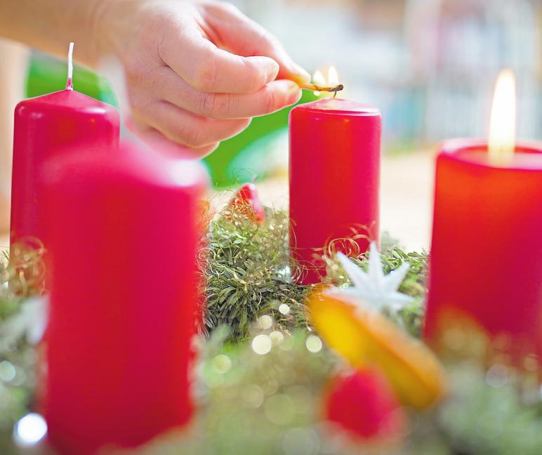Der Adventskranz wurde von einem Pfarrer erfunden. Er sollte Kindern als Kalender dienen, so dass sie die Zeit bis Weihnachten zählen konnten. Fotos: dpa