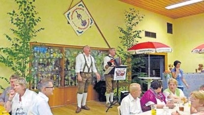 Die Radlerhalle wird geschmückt. Die Radlerhalle wird geschmückt.