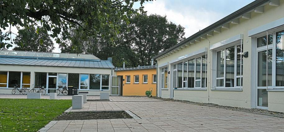 Der gepflasterte Teil des Pausenhofs ist größer geworden, um mehr Bewegungsraum für die Kinder im Winter zu schaffen (oben). Wichtig war den Lehrern, die alten Apfelbäume im Pausenhof zu erhalten. Mit den interaktiven Tafeln lässt sich auch spielerisch lernen, wie Schulleiterin Ruth Stamm zeigt (unten). Beispielsweise das Einmaleins spiel, bei dem bunte Luftballons die Ergebnisse anzeigen und auf Berührung reagieren. Fotos: Hammerl Der gepflasterte Teil des Pausenhofs ist größer geworden, um mehr Bewegungsraum für die Kinder im Winter zu schaffen (oben). Wichtig war den Lehrern, die alten Apfelbäume im Pausenhof zu erhalten. Mit den interaktiven Tafeln lässt sich auch spielerisch lernen, wie Schulleiterin Ruth Stamm zeigt (unten). Beispielsweise das Einmaleins spiel, bei dem bunte Luftballons die Ergebnisse anzeigen und auf Berührung reagieren. Fotos: Hammerl