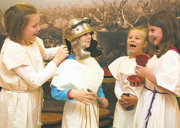 Beim Ferienspaß im Archäologischen Museum reisen die Kinder auch in die Zeit des Römischen Reichs Foto: Archäologisches Museum