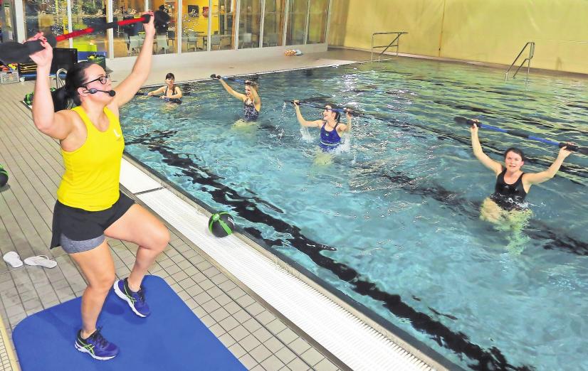 Gar nicht so einfach: Trainerin Victoria Brill nutzt den biegsamen Stab „Bodyflex“, um die Kursteilnehmerinnen in Schwingung zu versetzen. Gar nicht so einfach: Trainerin Victoria Brill nutzt den biegsamen Stab „Bodyflex“, um die Kursteilnehmerinnen in Schwingung zu versetzen.