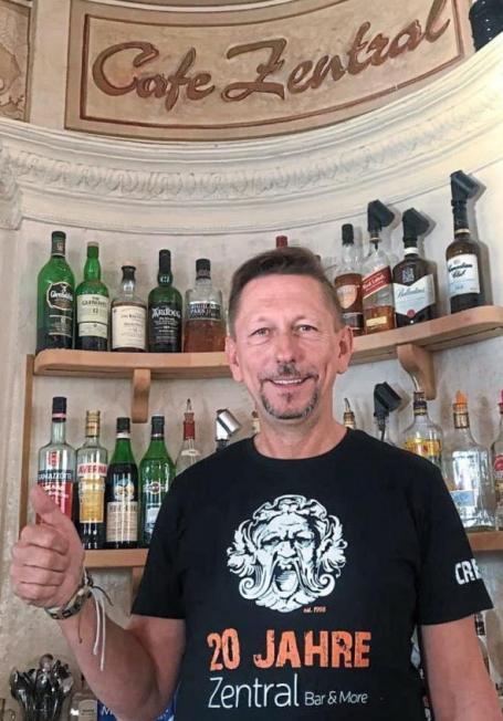 Grund zur Freude: Seit 20 Jahren betreibt Peter Wittmann das Café Zentral in Beilngries. Foto: privat Grund zur Freude: Seit 20 Jahren betreibt Peter Wittmann das Café Zentral in Beilngries. Foto: privat