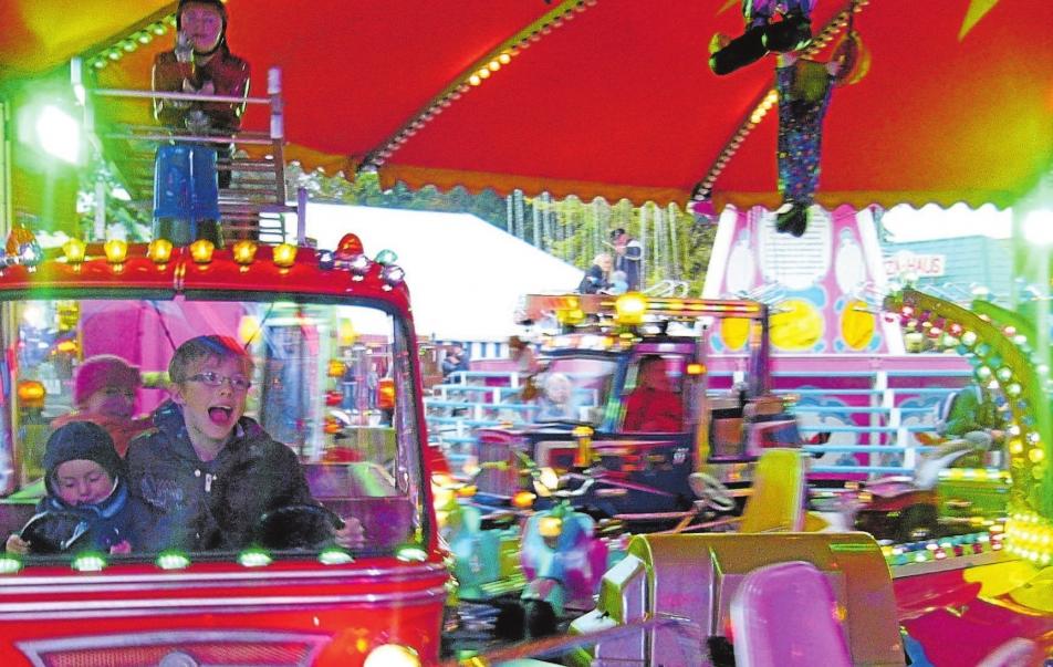 Sechs Tage geht es rund im Vergnügungspark. Hier können sich die Kinder nach Herzenslust austoben, während die Erwachsenen die Angebote der fast 200 Fieranten auf dem Michaeli-Markt erkunden. Foto: Ingrid Küchle/Archiv Sechs Tage geht es rund im Vergnügungspark. Hier können sich die Kinder nach Herzenslust austoben, während die Erwachsenen die Angebote der fast 200 Fieranten auf dem Michaeli-Markt erkunden. Foto: Ingrid Küchle/Archiv