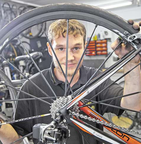 Daniel Seeck (23) macht sich als Zweiradmechatroniker häufiger die Hände schmutzig Heiner Köpcke