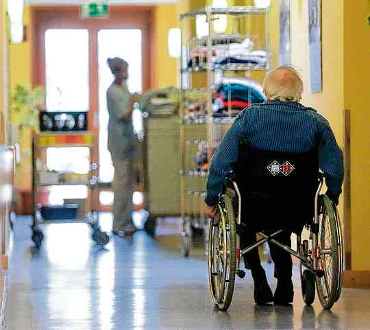 Die neuen Pflegestärkungsgesetze sollen den Pflegebedürftigen sowie pflegenden Angehörigen umfassendere und passgenauere Leistungen bringen. FOTO: DPA Die neuen Pflegestärkungsgesetze sollen den Pflegebedürftigen sowie pflegenden Angehörigen umfassendere und passgenauere Leistungen bringen. FOTO: DPA