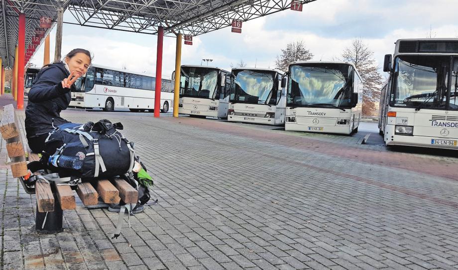 Warten auf den Bus: Von Barcelos aus machten sich Michaela und Kristin auf den Weg nach Ponte de Lima – diesmal nicht zu Fuß. FOTO: PRIVAT Warten auf den Bus: Von Barcelos aus machten sich Michaela und Kristin auf den Weg nach Ponte de Lima – diesmal nicht zu Fuß. FOTO: PRIVAT