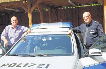 Polizeichefs am Auto; Frank Lasar (in Zivil) und Sven Köhler leiten die Kriminal- und Schutzpolizei in Billstedt Fotos: Timm