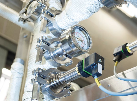Drucksensor PBMH in der Technikkammer eines BST-Sterilisators. Die Kühlrippen am Sensor entkoppeln die Prozesstemperatur von der Elektronik. Das ermöglicht einen zeitlich unbegrenzten Einsatz im Hochtemperaturbereich.