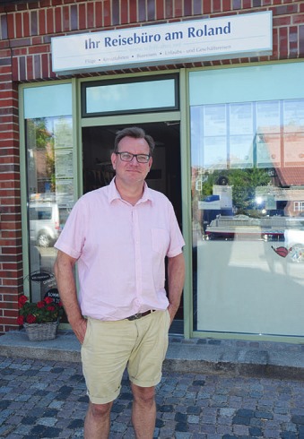 Dirk Schröder vor seinem Wedeler Reisebüro am Roland Foto: Kuno Klein