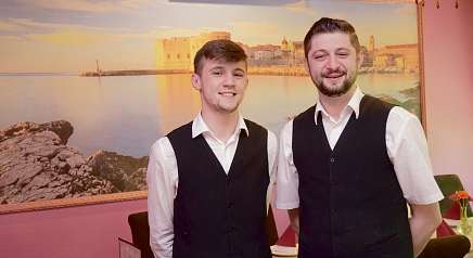 Anton (l.) und Eblin Gasi gehö- ren zum Serviceteam im Restaurant Dubrovnik Foto: Kuno Klein